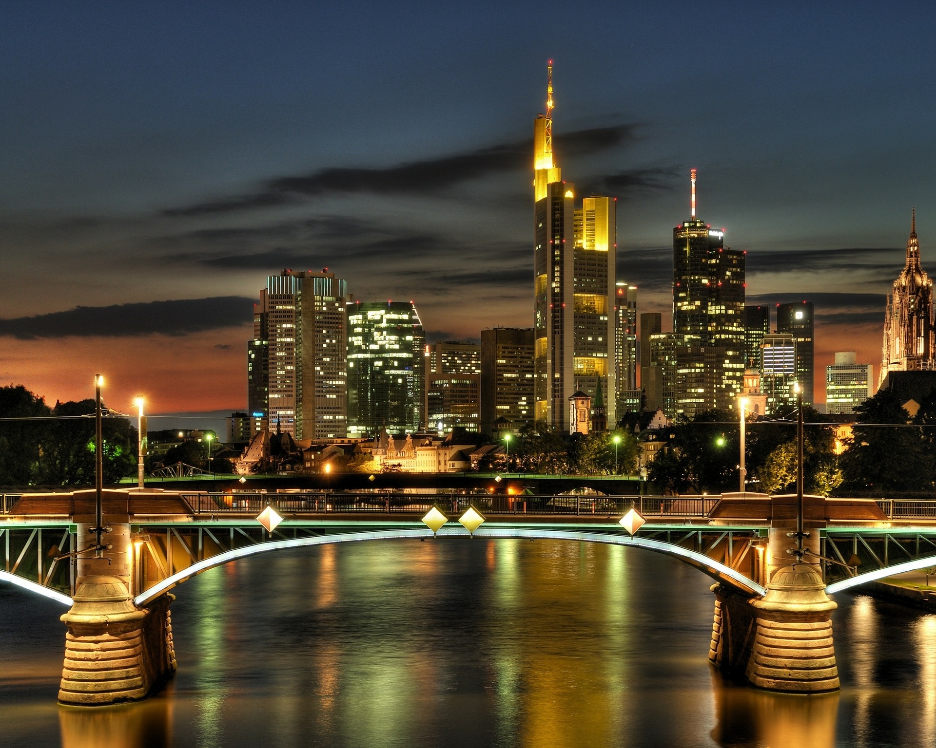 Skyline von Frankfurt bei Nacht